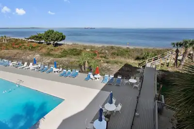 Image de Condo sur la plage avec vue sur l'eau au dernier étage