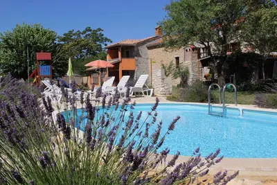 Image de Maison de vacances avec piscine dans un cadre verdoyant
