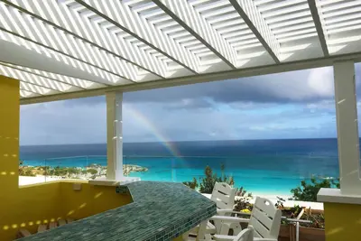 Image de Une vue imprenable sur la plage de Horseshoe Bay. Profitez des sons des vagues qui clapotent!