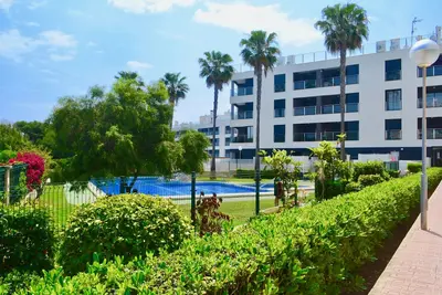 Image de Luxe avec 2 chambres et 2 salles de bains. Air conditionné, 50 m de la plage