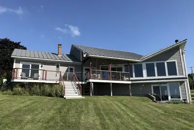 Image de Grande Maison En Bord De Mer. Marchez jusqu'Ă la ville, vue imprenable sur le port, suite parentale.