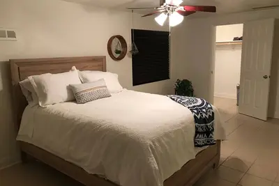 Image de Maison de vacances spacieuse de 1 étage récemment rénovée à Las Vegas avec de nouveaux lits de meubles