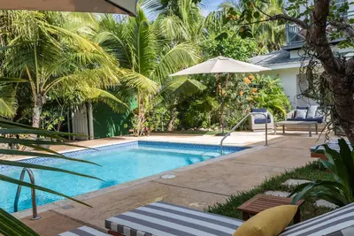 Image de Famille spacieuse maison conviviale avec une piscine à moins de 1 minute à pied de la plage