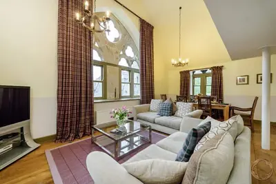 Image de Propriété Highland Club Direct - Appartement Glenlivet dans un monastère au bord du Loch Ness - WiFi - Poo piscine