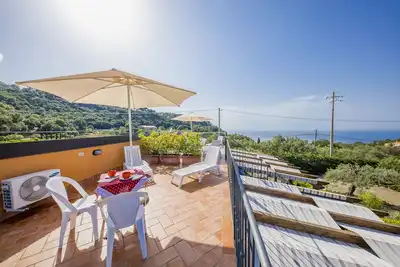 Image de Green Hills House - Small Apt - Wifi - Terrasse vue mer - Parking privé