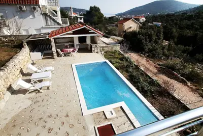 Image de Maison pour la famille avec la piscine Vinisce, Trogir (K-14858)