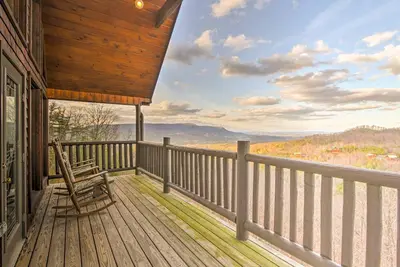 Rustic Sevierville Mtn Cabin w / Views & 2 Decks!
