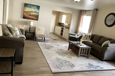 Image de Grande maison rénovée 4bd \/ 1ba à 50 mètres de la rivière!