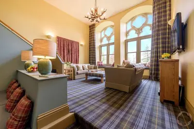 Image de Propriété Highland Club Direct - Appartement Caladh dans un monastère au bord du Loch Ness - WiFi - Piscine -