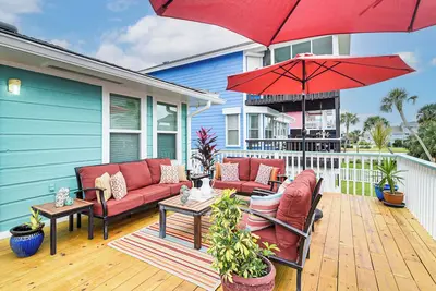 Image de Confortable Galveston Home w / Deck - Marchez jusqu'Ă la plage!