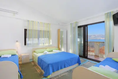 Image de Garçonnière avec le balcon et la vue sur le mer Slatine, Ciovo (As-9453-a)