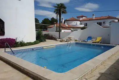 Image de Villa indépendante avec picine privée pour 10 personnes, superbe jardin, wifi