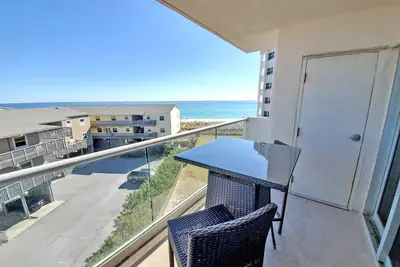 Image de La vie est meilleure avec du sable dans les orteils et une vue imprenable sur ce condo du Golfe