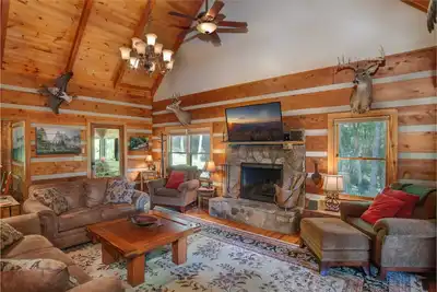 Image de Cabane Rustique à Valle Crucis avec Vue sur la Montagne, Jacuzzi, Accès à la Rivière, Arcade et Plus