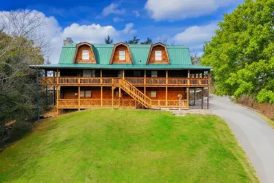 \"Smoky Bear Lodge With Guest House\" Idéal pour les réunions de famille et les escapades de groupes nombreux.