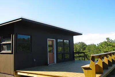 Image de Maison privée près de Fisher Beach. Milieu du siècle Construction et détails modernes.