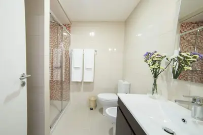 Appartement design avec A / C, wifi, terrasse extérieure et à 500 mètres du centre ville