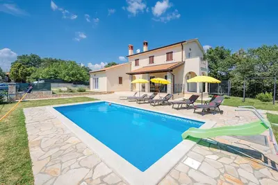Image de Superbe maison à Bregi avec WiFi