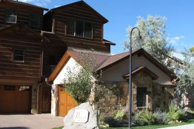 Image de Maison de ville de luxe dans le centre-ville avec vue sur la rivière, à 1 minute à pied de la source chaude