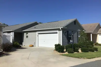Image de Villa 3/2 magnifiquement décorée avec barbecue et animaux acceptés et comprend une connexion Wi-Fi gratuite!
