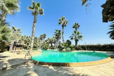 Image de Dalya villa, en bord de mer, une piscine à couper le souffle, immense jardin.