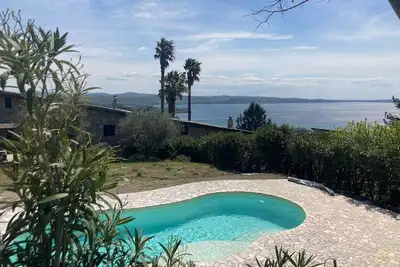 Image de Logement privé loué à des fins touristiques - Villa de luxe avec vue sur le lac