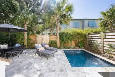 Image de Luxe 4 chambres avec piscine privée, à côté du centre St w / Wifi gratuit