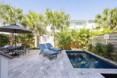 Image de Nouveau condo de luxe, piscine privée, à 1 pâté de maisons de la vie nocturne de Folly avec parking