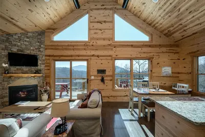 Image de * 2018 Mountain Log Cabin * Vues * Spa * Fire Pit * 23 minutes du centre-ville Avl *