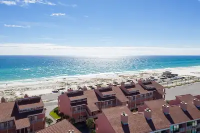Image de Gulf View Condo avec un accès facile au golfe, son et piscine.