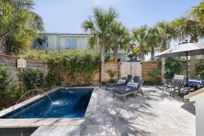 Image de Tout Nouveau Condo de 4 lits, à 2 pâtés de maisons de la plage avec piscine, Wifi Amis Et Gratuit!
