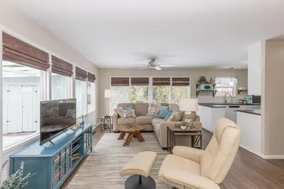Image de South Hill's Blue Bungalow, une maison de plain-pied de charme