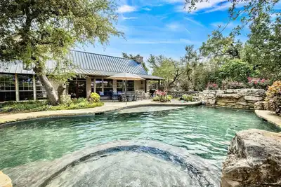 Image de Rock n Wood- country country living avec piscine, Ă 5 minutes du centre-ville de Wimberley!