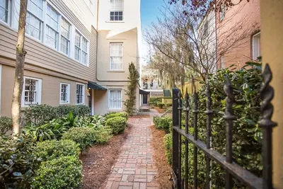 Image de Restez local à Savannah: maison de jardin sur Jones Street en face de Clary's!