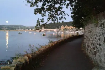 Image de Charmant chalet Conwy à pied de la ville pour 4 personnes plus un lit Wifi et à l'extérieur.