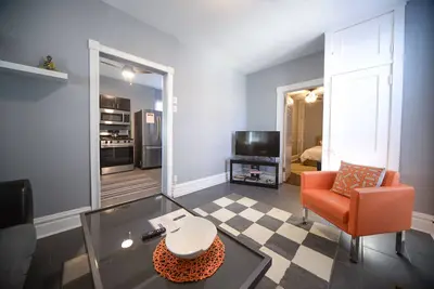Image de Bel appartement sur The Hill! WiFi gratuit et Roku Tv!
