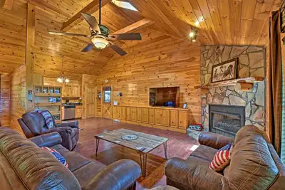 Image de Cabine Ellijay confortable avec bain Ă remous et salle de jeux!