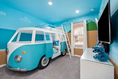 Image de 🌞 Amazing Pirate Ship & Surf Van Custom Bunk Beds, Extended Pool Deck, Arcade Room 🌞