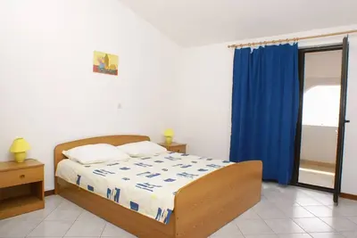 Image de Appartement de deux chambres avec la terrasse et la vue sur le mer Mandre, Pag (A-523-d)