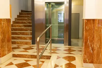 Image de Étage central de 123 m. avec parking, climatisation, wifi, à côté de la mairie.