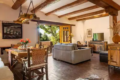 Image de Quintessential Eastside Pied a Terre, promenade jusqu'à Canyon Road, remodelage du concepteur
