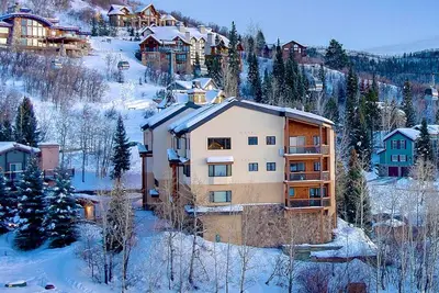 Image de Ski-Out / Ski In-Walk-In! Navette gratuite, belles vues sur la montagne, garage, cheminée, bain à remous communautaire