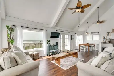 Image de Galveston Beachfront House w / Deck - Étapes de l'eau