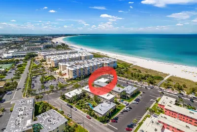 Image de Vue sur la plage, la piscine et la plage 2 Br condo