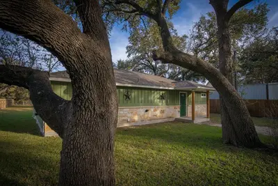 Image de Duke's Horseshoe House - sur la rivière Guadalupe, en face de l'amphithéâtre d'eau vive!