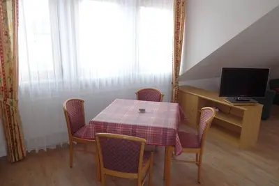 Image de Appartement de vacances confortable donnant sur la pelouse pour bronzer vers Main