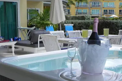 Image de Spectaculaire rez-de-chaussée Apt. w \/ grill, jacuzzi et terrasse privée