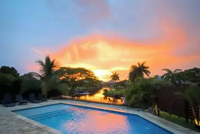 Image de Waterfront Home près de Siesta Key avec une piscine