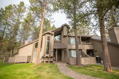 Image de Tennis Village 18 - Locations de vacances à Sunriver par Sunset Lodging: 2 Br, 2 Ba Townhouse à Sunriver, pour 6 personnes