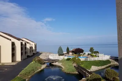 Image de Superbe condo au bord du lac avec piscine, piscine chauffée et un court de tennis entièrement rénové